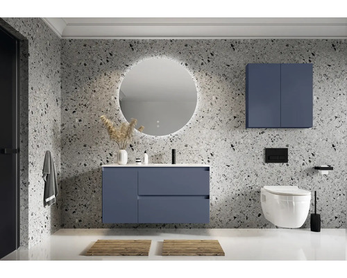 Moderne badkamer met wastafel, spiegelkast, toilet en decoratie.