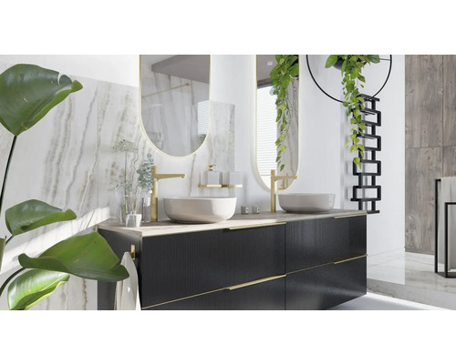 Badkamer met wastafelonderkast, opzetwastafel en spiegel