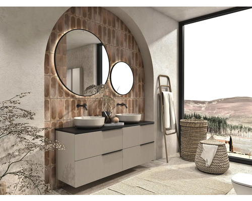 Badkamer met wastafel, spiegels, wasmanden en handdoekrek voor een groot raam