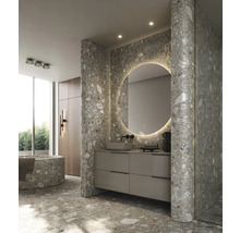 Moderne badkamer met terrazzo tegels, ronde spiegel met verlichting en wastafelonderkast