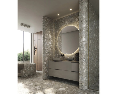 Moderne badkamer met terrazzo tegels, ronde spiegel met verlichting en wastafelonderkast