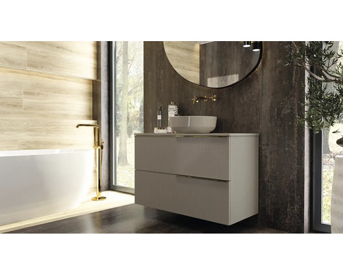 Badkamer met wastafelonderkast, opzetwastafel, spiegel en bad