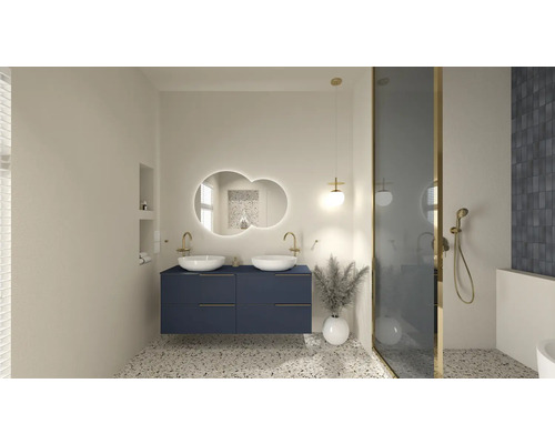 Lichte badkamer met dubbele wastafel, spiegelkast en douche