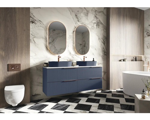 Moderne badkamer met dubbele wastafel, ovale spiegels en zwart-wit dambordpatroon