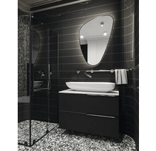 Moderne badkamer met douche, wastafel en ongewone spiegel