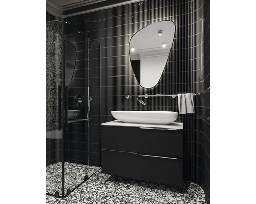 Moderne badkamer met douche, wastafel en ongewone spiegel