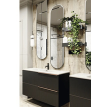 Moderne badkamer met wastafelonderkast, spiegel en planten