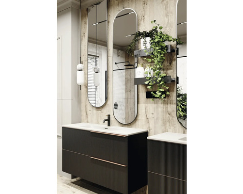 Moderne badkamer met wastafelonderkast, spiegel en planten