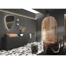 Moderne badkamer met bad, wastafel, spiegel en patroontegels