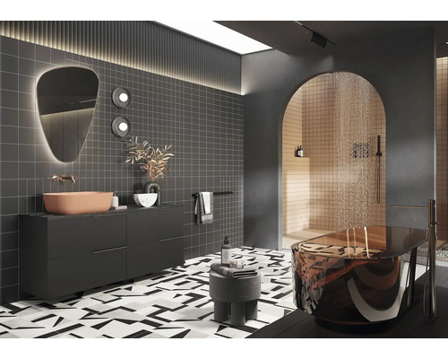 Moderne badkamer met bad, wastafel, spiegel en patroontegels