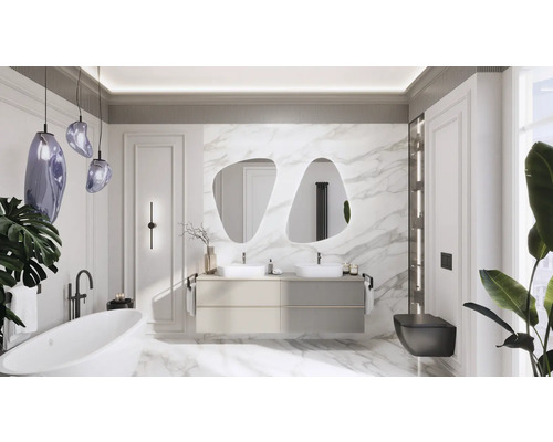 Moderne badkamer met bad, wastafel, spiegels en toilet