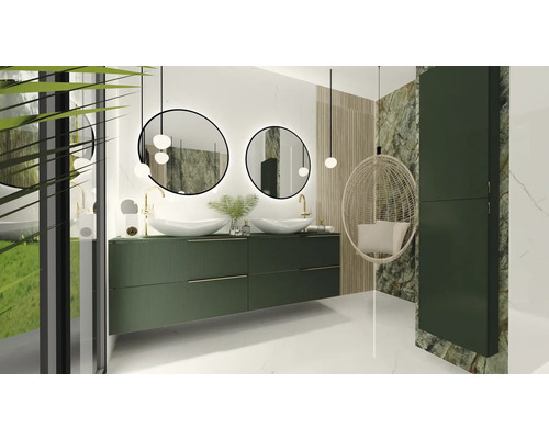 Badkamer met wastafelonderkast, opzetwastafels, ronde spiegels, hanglampen en hangstoel