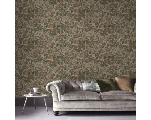 Woonkamer met bloemenbehang, bank en bijzettafel