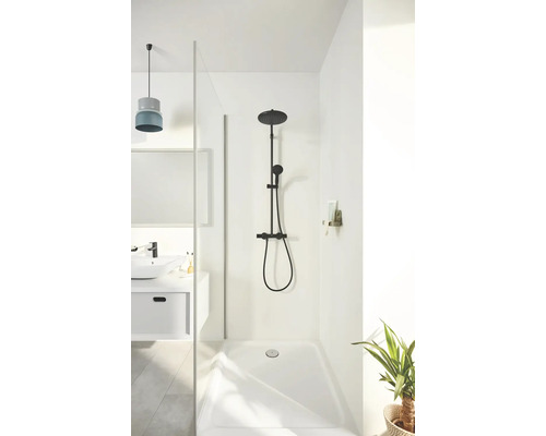 Moderne badkamer met douche, douchecabine en wastafel