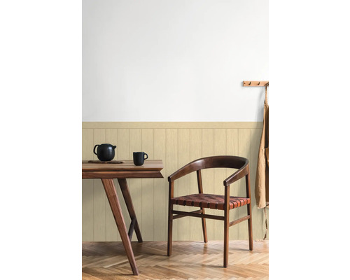 Eetkamer met houten tafel, stoel en wandpanelen in het interieur