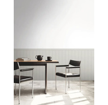 Eettafel met stoelen, theepot en kopje in een lichte kamer.