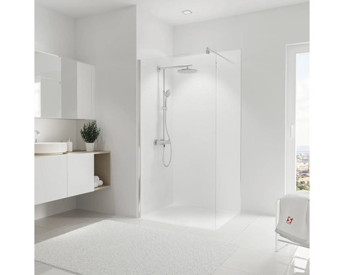 Lichte badkamer met douche, wastafel en badmat