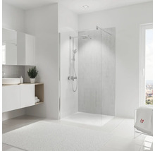 Lichte badkamer met douchecabine, wastafel en raam voor een moderne uitstraling