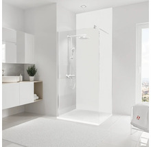 Lichte badkamer met douchecabine, wastafel en badmat