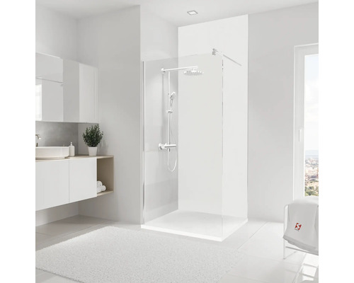 Lichte badkamer met douchecabine, wastafel en badmat