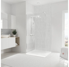 Badkamer met douchecabine, wastafel en handdoek