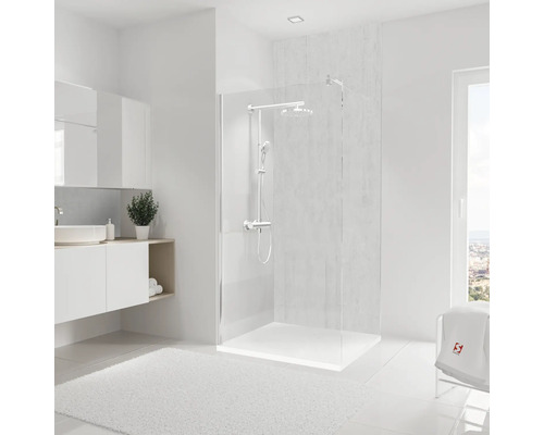 Badkamer met douchecabine, wastafel en handdoek