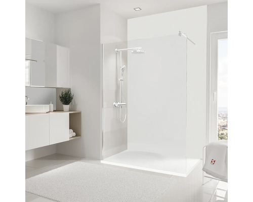 Lichte badkamer met inloopdouche, wastafel en raam voor een moderne sfeer