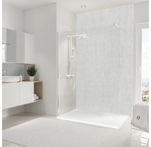 Moderne badkamer met douche, wastafelonderkast en handdoek