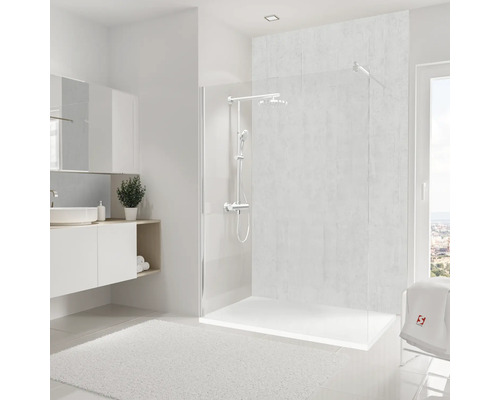 Moderne badkamer met douche, wastafelonderkast en handdoek