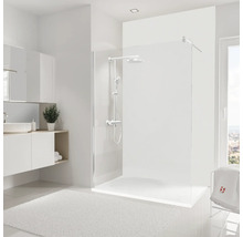 Moderne badkamer met inloopdouche, wastafel en spiegel