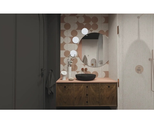 Badkamer met wastafelonderkast, opzetwastafel en spiegel