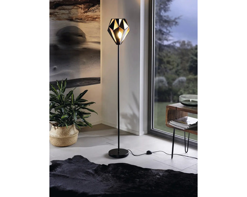 Vloerlamp in woonkamer met geometrische lampenkap.