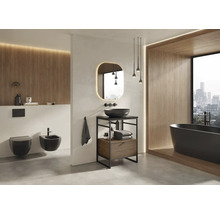 Moderne badkamer met toilet, bidet, wastafel, spiegel en bad