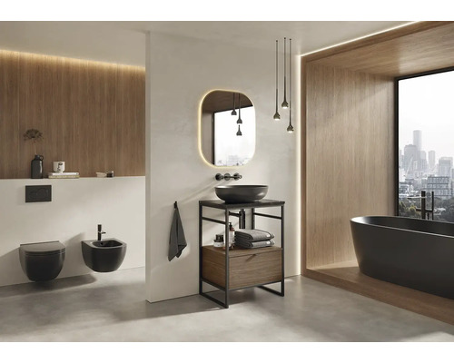 Moderne badkamer met toilet, bidet, wastafel, spiegel en bad