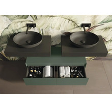 Moderne badkamer met dubbele wastafel, onderkast en accessoires