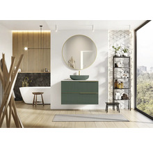 Badkamer met wastafel, spiegel, bad en rek