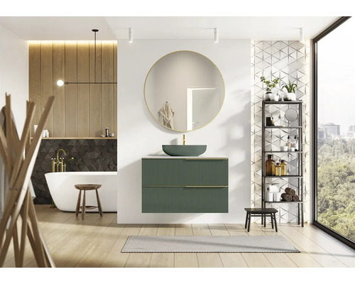 Badkamer met wastafel, spiegel, bad en rek