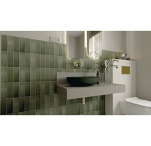 Badkamer met groene tegels, opzetwastafel en spiegel