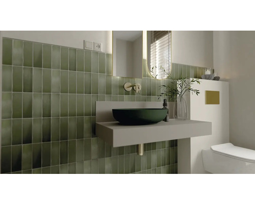 Badkamer met groene tegels, opzetwastafel en spiegel