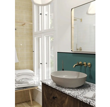 Lichte badkamer met wastafel, spiegel en handdoeken