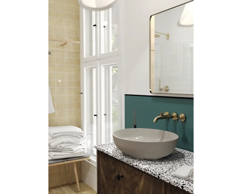 Lichte badkamer met wastafel, spiegel en handdoeken