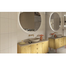 Badkamer met twee wastafels, ronde spiegels met verlichting en wandtegels