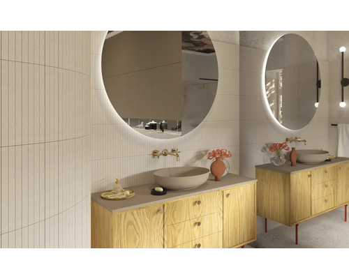 Badkamer met twee wastafels, ronde spiegels met verlichting en wandtegels