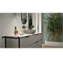 Badkamer met wastafel, spiegel, handdoek en cosmetica