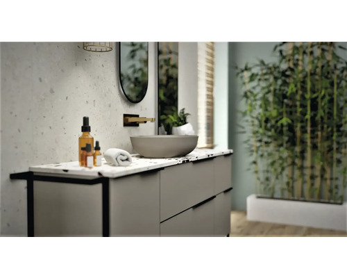 Badkamer met wastafel, spiegel, handdoek en cosmetica