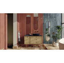 Badkamer met wastafelmeubel, spiegels, planten en decoratieve wandbekleding voor een moderne ruimte.