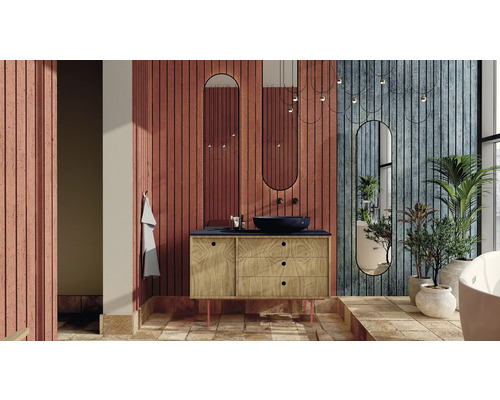 Badkamer met wastafelmeubel, spiegels, planten en decoratieve wandbekleding voor een moderne ruimte.