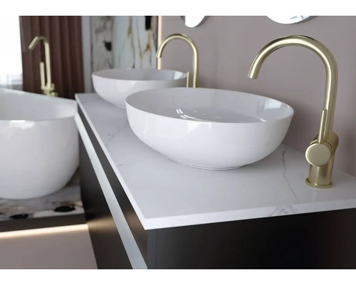 Badkamerwastafels van keramiek op wastafelblad met kranen