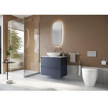 Lichte badkamer met douche, wastafel, spiegel en toilet.