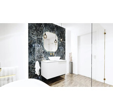 Moderne badkamer met wastafel, spiegel en verlichting